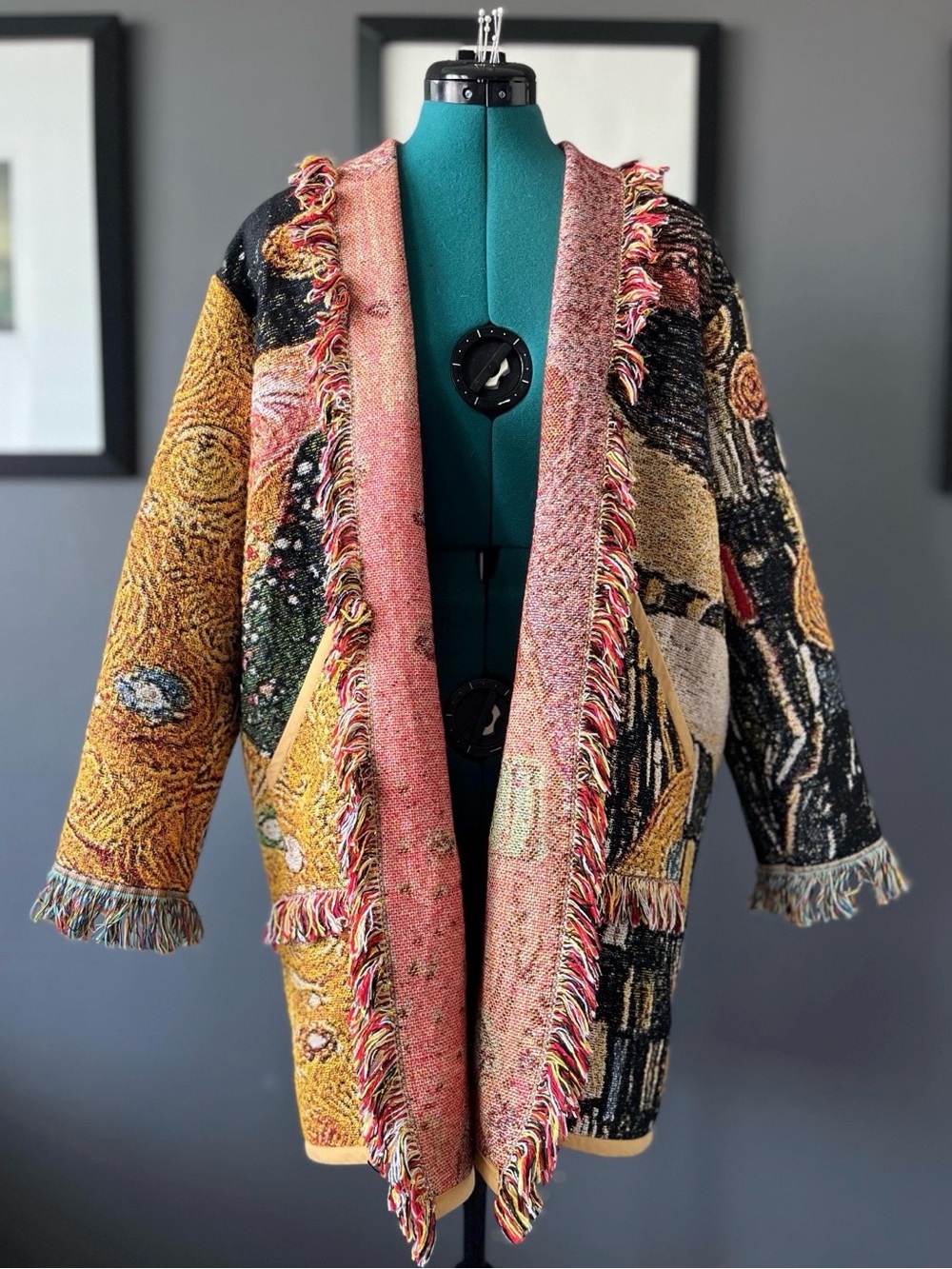 Klimt's "The Kiss", kissing cats tapestry cardigan, upcycled woven blanket - Picture 4 of 11